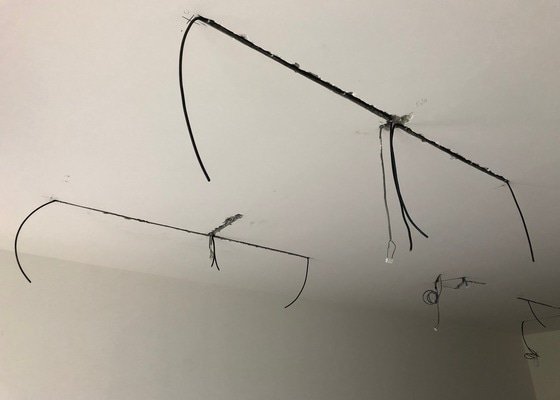 Vyrovnání stropu a zdí po změně vedení elektřiny + malování - stav před realizací