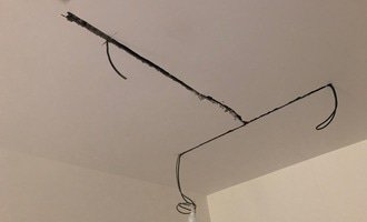 Vyrovnání stropu a zdí po změně vedení elektřiny + malování - stav před realizací