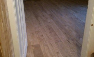 Masivní dřevěná podlaha z prken cca 25 m2