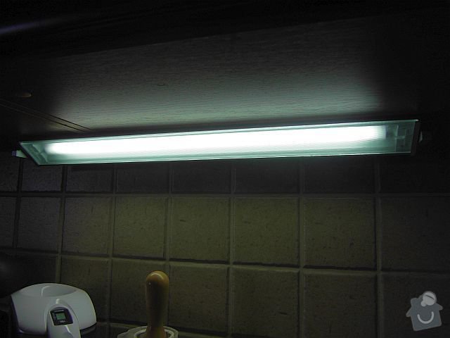 Elektroinstalace světel pro nastavající kuchyňskou linkou: SDC19174