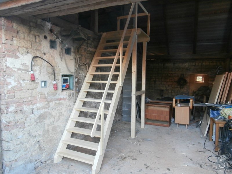 Drevěné schody s podestou: PB030077