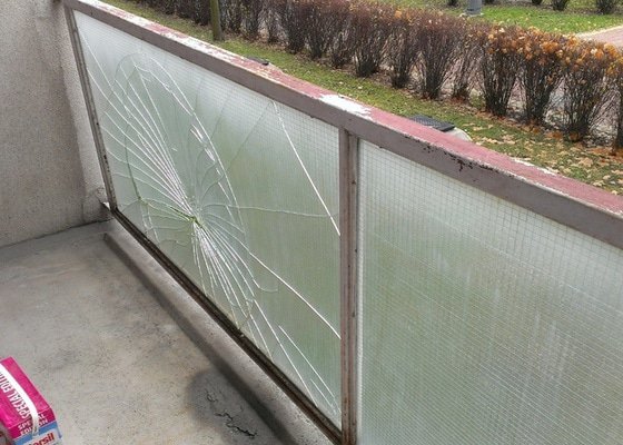 Výměna prasklého skla na balkoně
