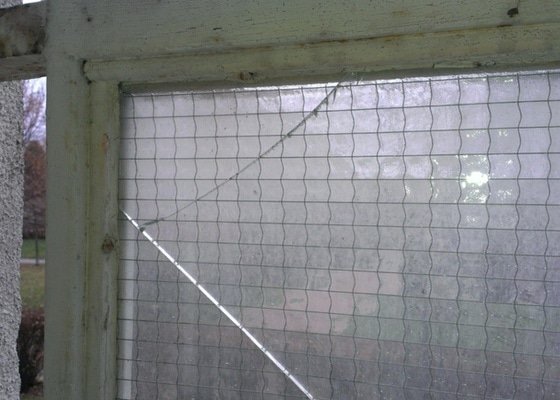 Výměna prasklého skla na balkoně