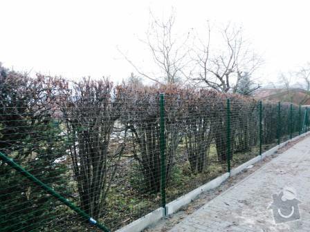 Oplocení pozemku v Mníšku pod Brdy: oploceni_s_podhrabovou_deskou_vyska_svarovana_sit_sila_3_mm_Mnisek_pod_Brdy