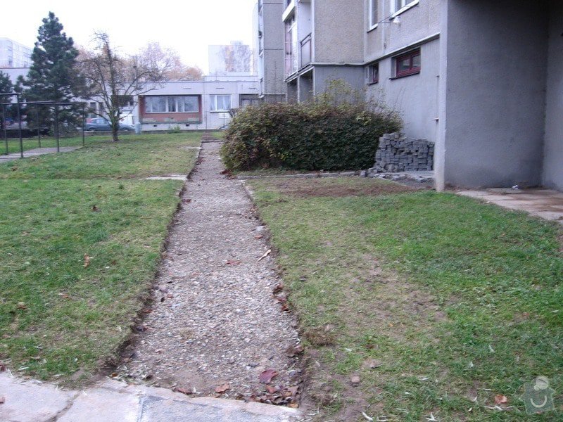 Pokládka zámkové dlažby do venkovního chodníku, cca 36 m2: pokladka_zamkove_dlazby_vcetne_obrub