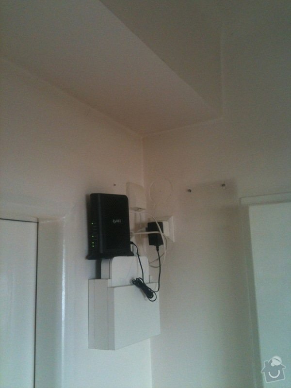 Zhotovení malé dřevěné poličky/skříňky na zeď pro schování modemu a wifi routeru: IMG_1186