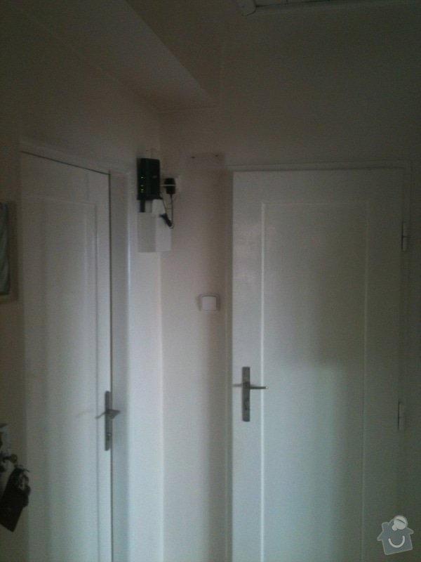 Zhotovení malé dřevěné poličky/skříňky na zeď pro schování modemu a wifi routeru: IMG_1187