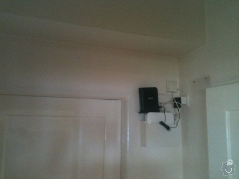 Zhotovení malé dřevěné poličky/skříňky na zeď pro schování modemu a wifi routeru: IMG_1189