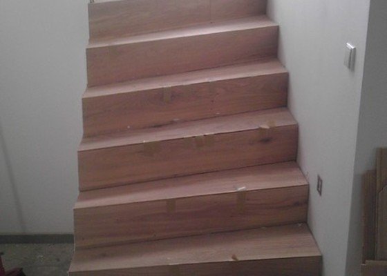 Obklad betonových schodů třívrstvou dřevěnou podlahou,zednické začištění