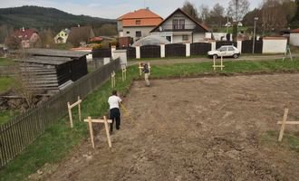 Vytyčení polohy základové desky rodinného domu v Dobřívě