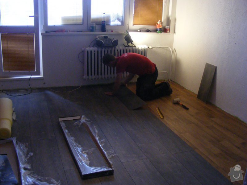 Vymalování ložnice,položení plovoucí podlahy,poskládaní skříně a postele: DSCF2586