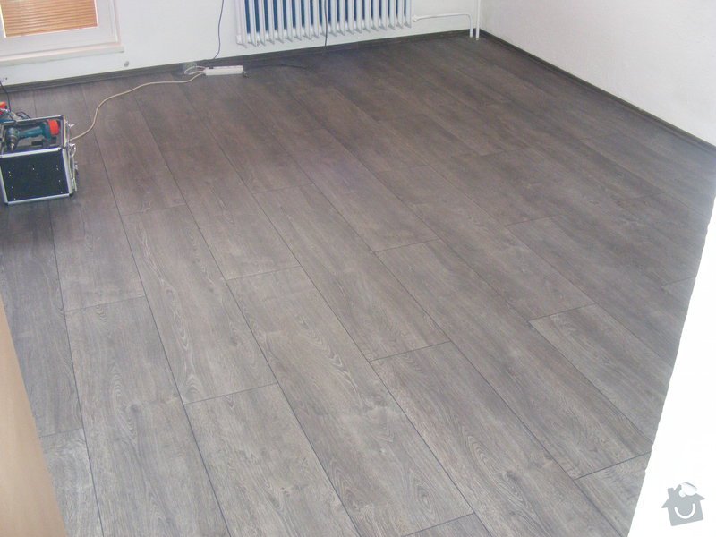 Vymalování ložnice,položení plovoucí podlahy,poskládaní skříně a postele: DSCF2588