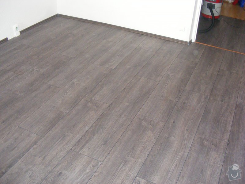 Vymalování ložnice,položení plovoucí podlahy,poskládaní skříně a postele: DSCF2594