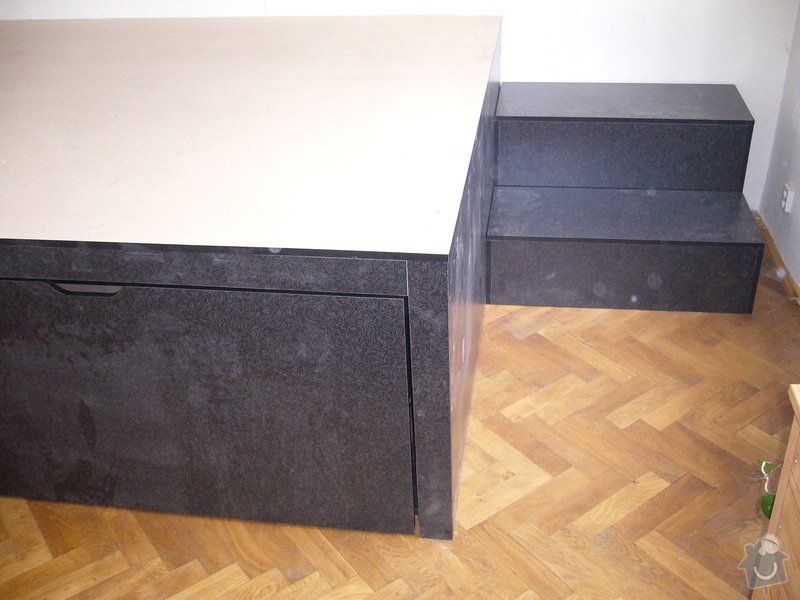 Pódium s výsuvnou postelí + šuplíčky úložné: P1050309