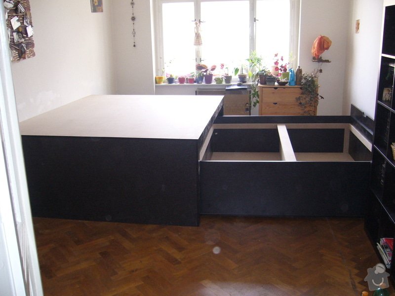 Pódium s výsuvnou postelí + šuplíčky úložné: P1050313