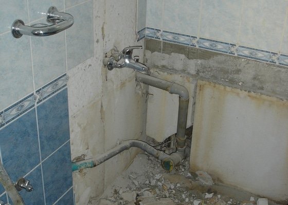 Částečná rekonstrukce bytu (koupelna, vymalování, koberce a drobné opravy)
