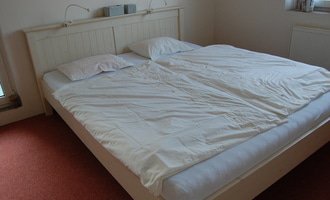 Manželská postel z masivu