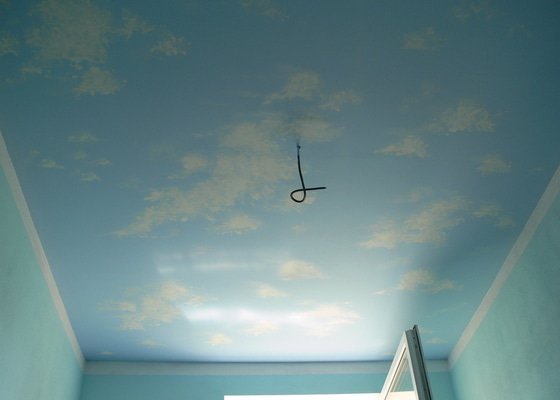 Dekorace stropu v dětském pokoji letním nebem