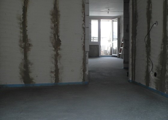 Srovnání hrubé podlahy v bytě