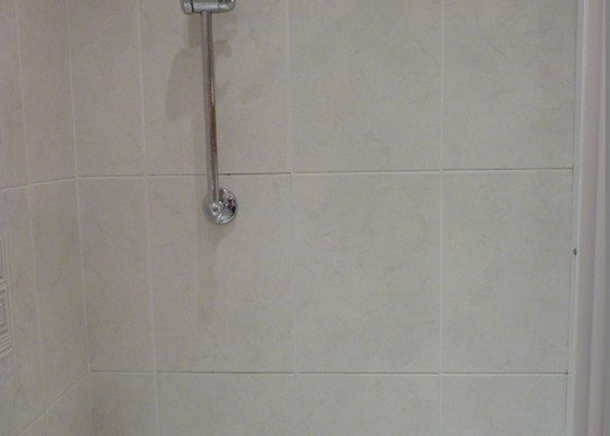 Přespárování obkladů v koupelně, přetěsnění vany - stav před realizací