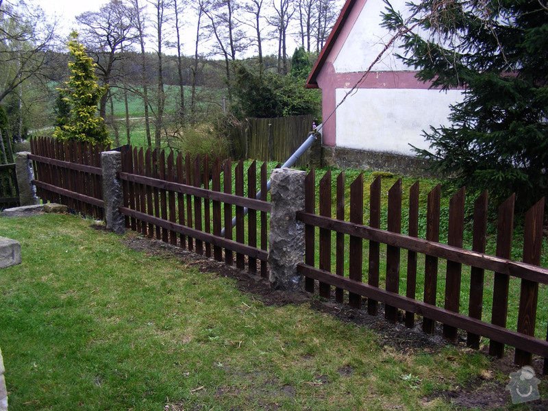 Dřevěný plot okolo chalupy: dokonceni_plotu_005