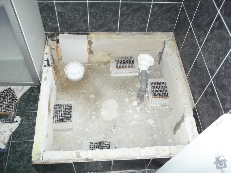 Výměna vaničky sprchového koutu, přespárování obkladů ve sprše: 100_1462