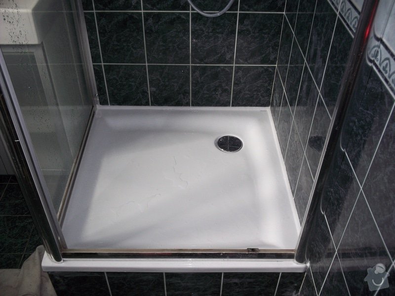 Výměna vaničky sprchového koutu, přespárování obkladů ve sprše: 100_1463