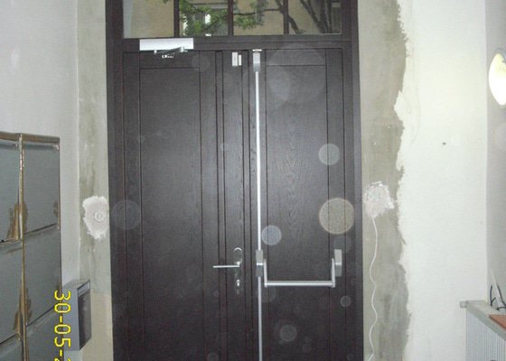 Zednické začištění vchodových dveří do činžovního domu 