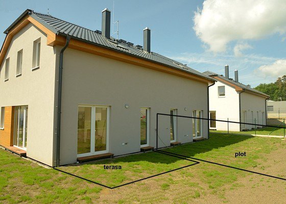 Výstavba betonového plotu,terasa ze zámkové dlažby,základ pro zahradní domek,základ pro montovanou garáž - stav před realizací