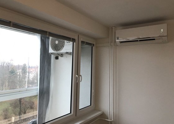 Klimatizace byt - lodžie (panelový dům)