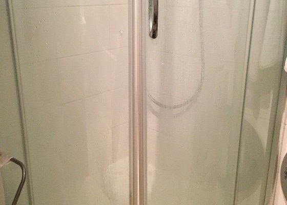 Oprava dveri u sprchoveho koutu - stav před realizací