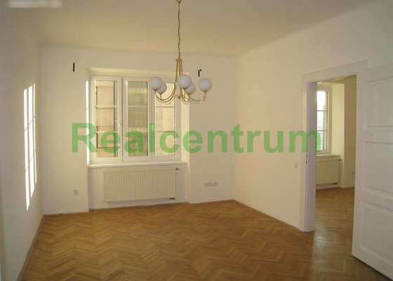 Renovace parket 85 m2 v prázdném bytě v Brně - stav před realizací