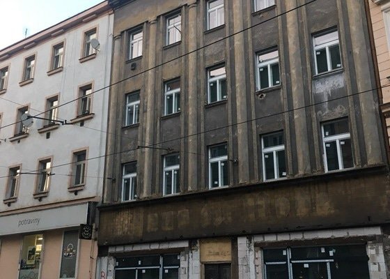 Vnitřní a venkovní parapety do činžovního domu - stav před realizací