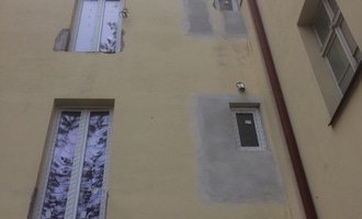 Vnitřní a venkovní parapety do činžovního domu - stav před realizací