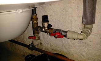 Pojistný ventil k bojleru a redukční ventil tlaku vody - stav před realizací