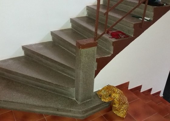 Rekonstrukce kamenného schodiště - obklad dřevěným materiálem