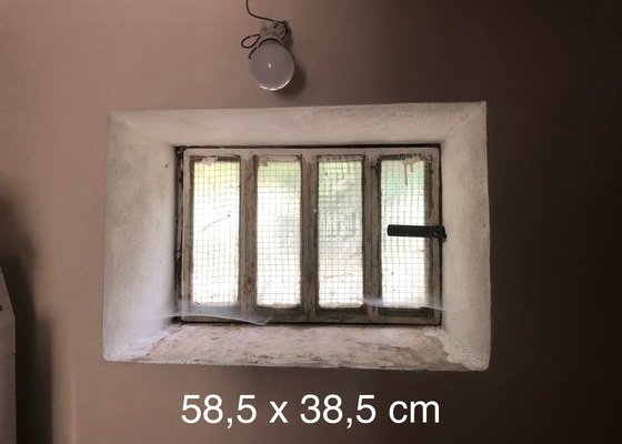 Zedník — začištění po výměně oken - stav před realizací