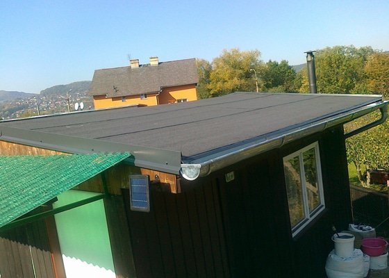 Oprava střechy na zahradní chatce
