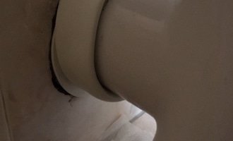 Oprava WC - teče u odpadní roury - stav před realizací