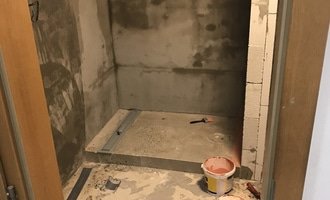 Rekonstrukce koupelny, nové podlahy, kuchyň, dveře