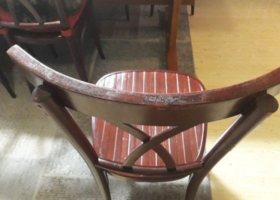 Renovace 30 let starých dřevěných židlí