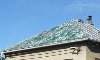 Hydroizolační nátěr části plechové střechy - stav před realizací