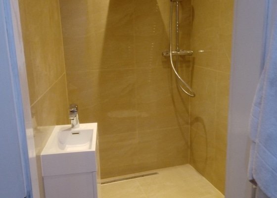 Nová dlažba a zděný sprchový kout v koupelně