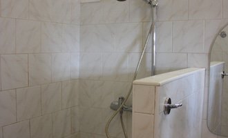 Obnova starých spár v koupelně - stav před realizací