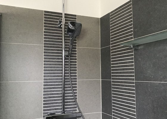 Montáž sprchové stěny + baterie, police, držák na sprchu