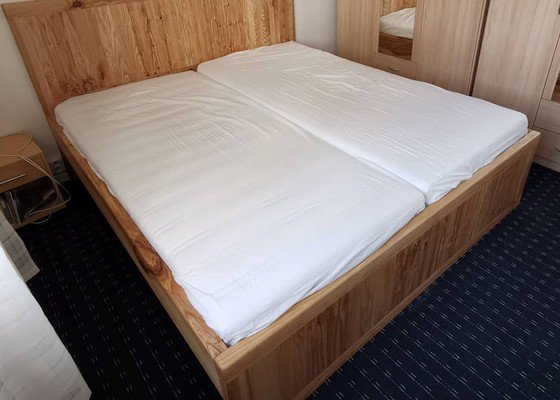 Vyrobit manželskou postel z masivu