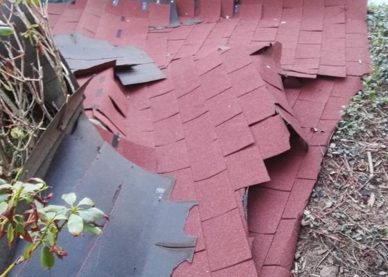 Oprava střechy zahradního domku