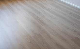 Pokládka plovoucí podlahy (lamino/vinyl)