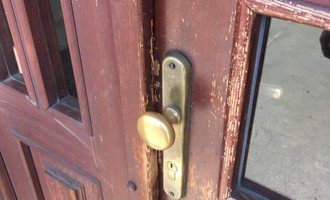 Podbití kování u vstupních dveří kovovým plátem - stav před realizací