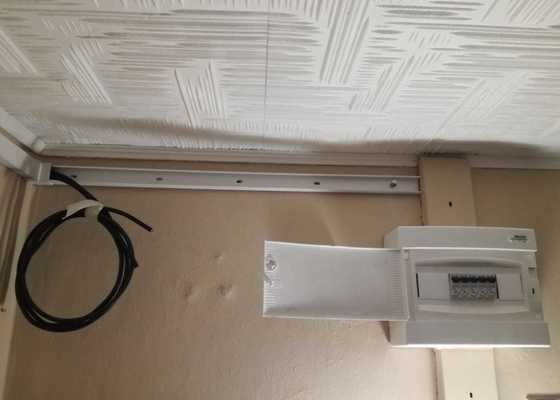 Připojení kabelů k jističům a instalace zásuvek do kuchyně